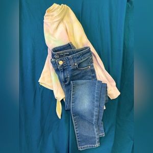 Girls tye die crew neck. Light washed jeans.